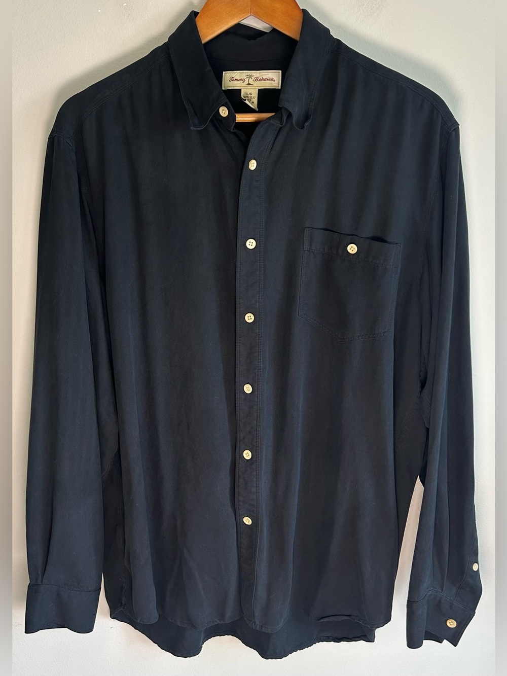 Tommy Bahama Menās Long Sleeve Button Up Shirt Size L Black 100% Silk Pocket
